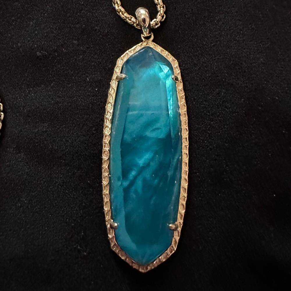 Kendra Scott necklace